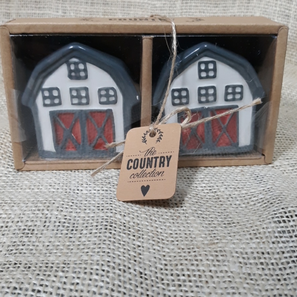 Farmhouse Barn Farm theme Salt Paper Shaker NWT